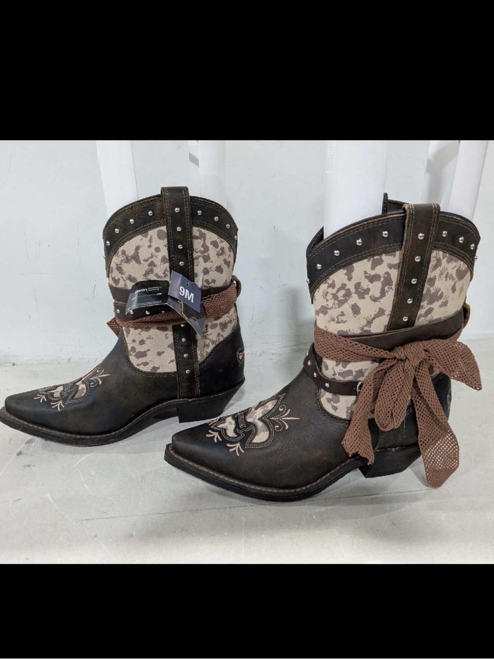 NWT Rockin’ Country Studded  Embroidered Ankle Boots in Brown and Cream Size 9